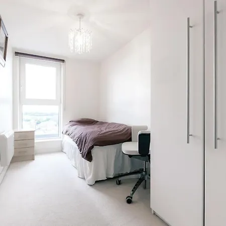 Chelsea / Imperial Wharf - Bright, Modern, Sunset View Apartment